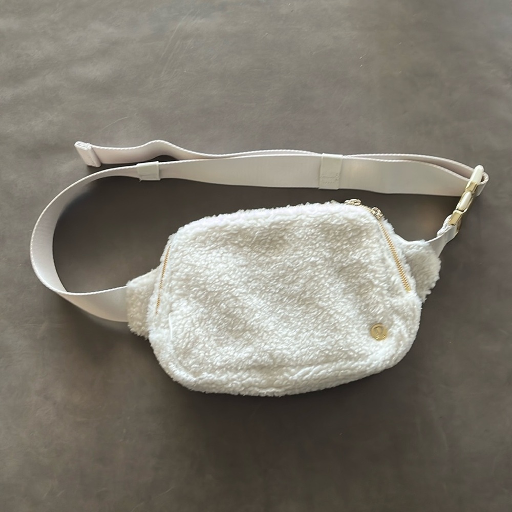 Lululemon Everywhere Belt Bag 2L Fleece - Picture 2 of 6